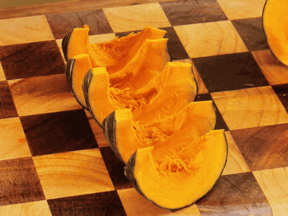 貝貝南瓜去瓤切小塊；干香菇熱水泡發(fā)，切條