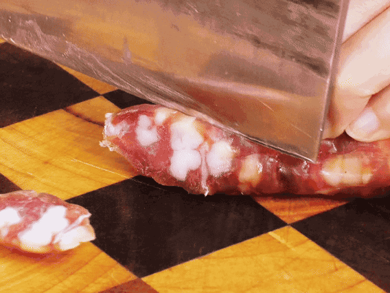 香腸少油煸出香味，下南瓜、板栗、香菇翻炒。2勺生抽、1勺老抽、1勺蠔油、1勺鹽、半勺糖調(diào)味