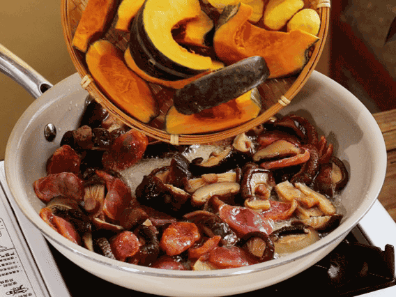 清洗好的大米放入電飯鍋，加裹滿醬汁的食材，再加剛好沒(méi)過(guò)食材的水，攪拌一下