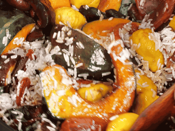 電飯煲正常煮飯模式煮飯。出鍋后撒點(diǎn)蔥花