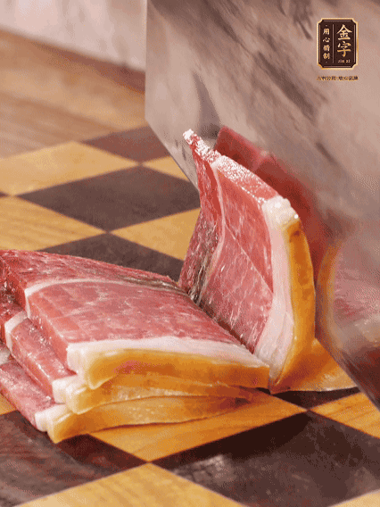 金字火腿切片，溫水浸泡5分鐘；肉皮泡發(fā)，切成小塊。