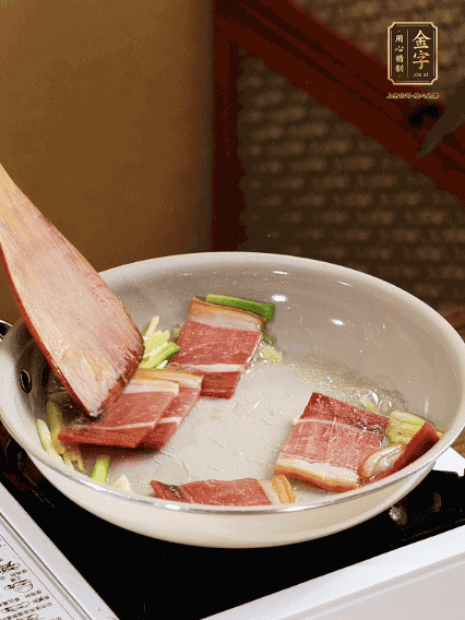 熱油下鍋，火腿、蔥姜蒜煸出香味備用