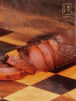 金字醬肉，煮熟切條；蓮藕去皮，切成條狀，焯水2分鐘