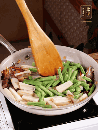 加少許生抽、蠔油、料酒、雞精調(diào)味，少許清水燜2分鐘，炒至豆角皺皮即可