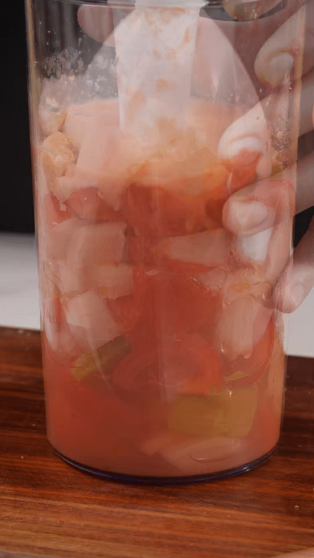 加入水、橄欖油、蘋果醋