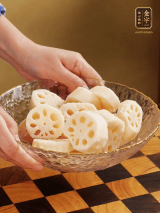 蓮藕洗凈削皮，切大塊，用鹽、糖腌制30分鐘。