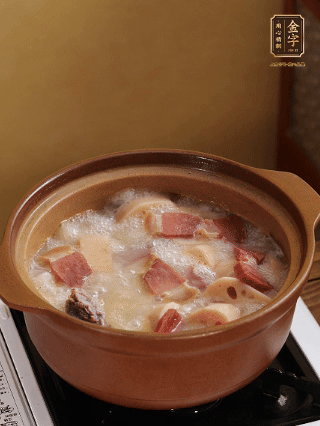 豬油潤鍋，豬骨、姜片煸出油脂香，再依次下開水、蓮藕、火腿，大火燒開