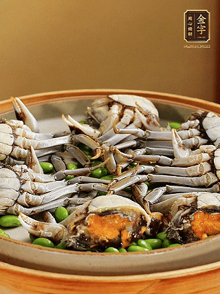 盤底鋪毛豆，依次放大閘蟹、咸肉， 淋一圈料酒、豉油。