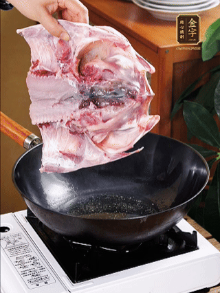 鍋里油燒熱（一半豬油、一半玉米油），放入魚頭，把魚頭煎至少兩面金黃