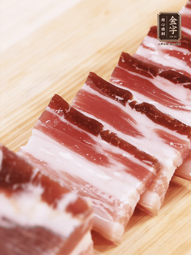 金字淡咸肉切厚片；金字淡咸肉、仔排加蔥姜、料酒焯水3分鐘，溫水洗凈。